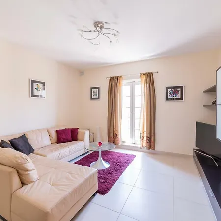 Appartement 2br Apt - Sea 2 Min Away! *