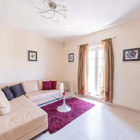 2br Apt - Sea 2 Min Away!